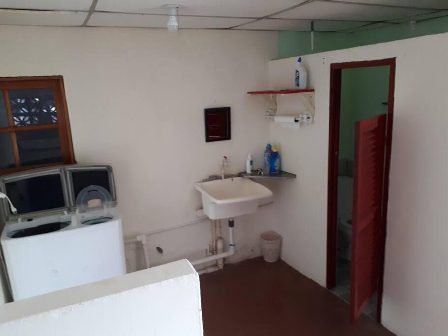 Gia'S Garage & Home For Bocas Travelers Almirante 外观 照片