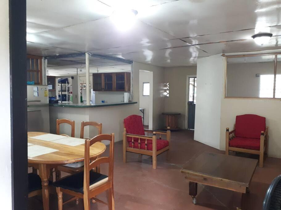 Gia'S Garage & Home For Bocas Travelers Almirante 外观 照片