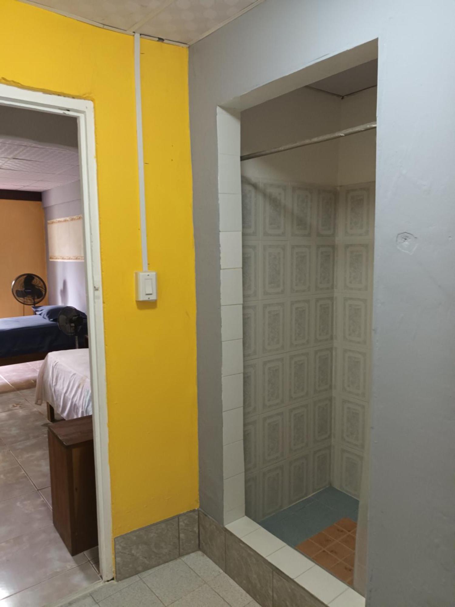 Gia'S Garage & Home For Bocas Travelers Almirante 外观 照片